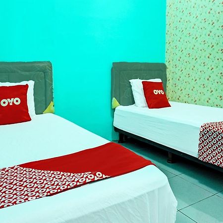 Oyo 91731 Home Stay Elis Cateliya Syariah Karawang Exterior foto