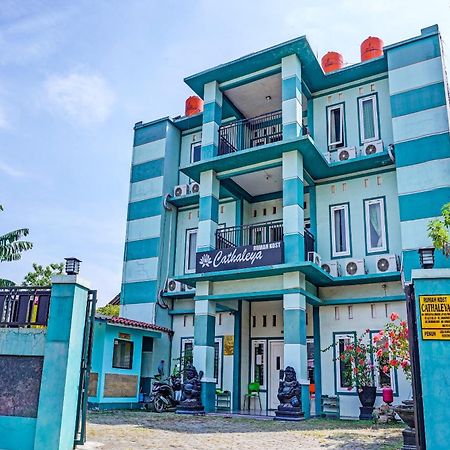 Oyo 91731 Home Stay Elis Cateliya Syariah Karawang Exterior foto