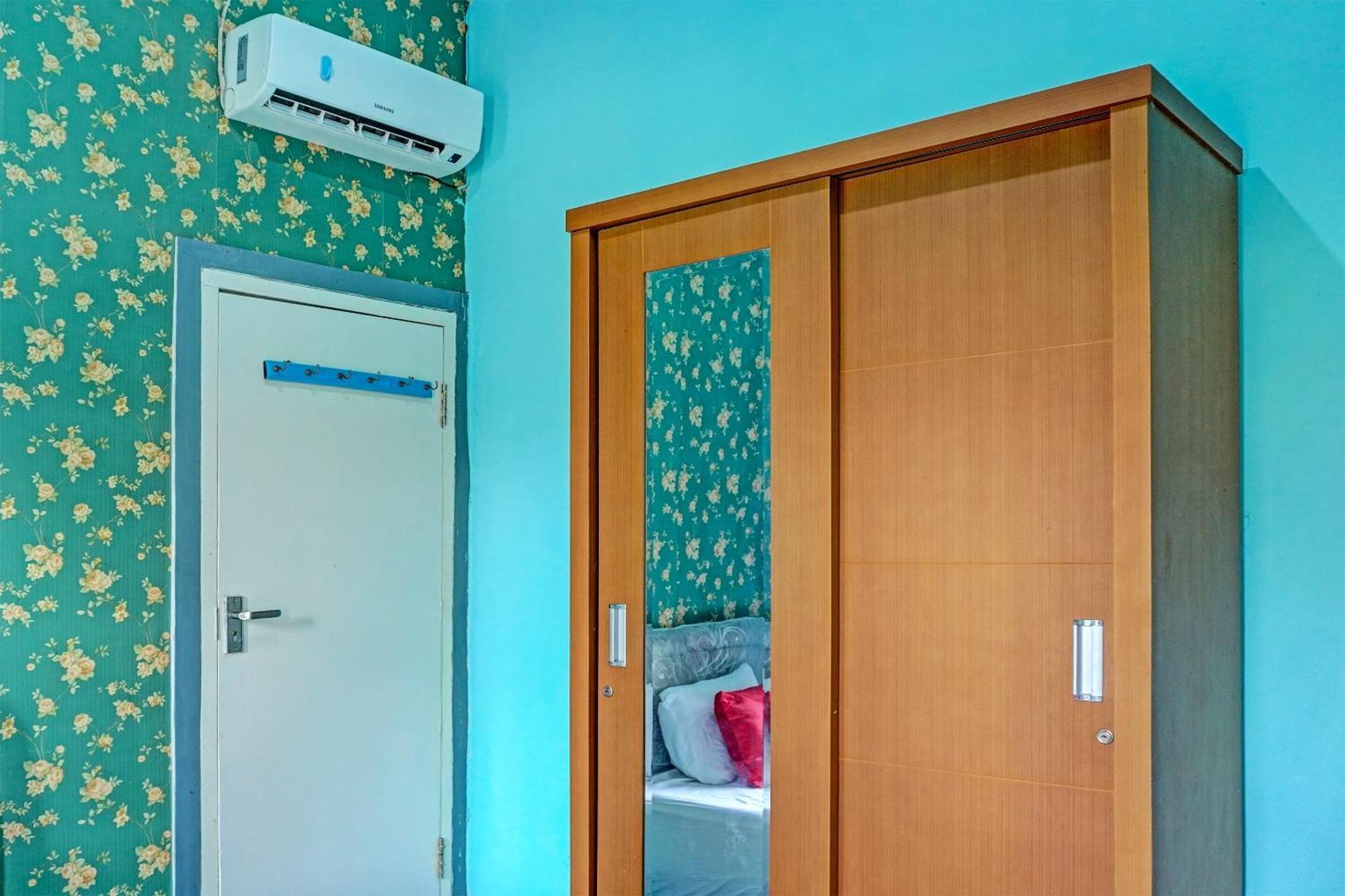 Oyo 91731 Home Stay Elis Cateliya Syariah Karawang Exterior foto