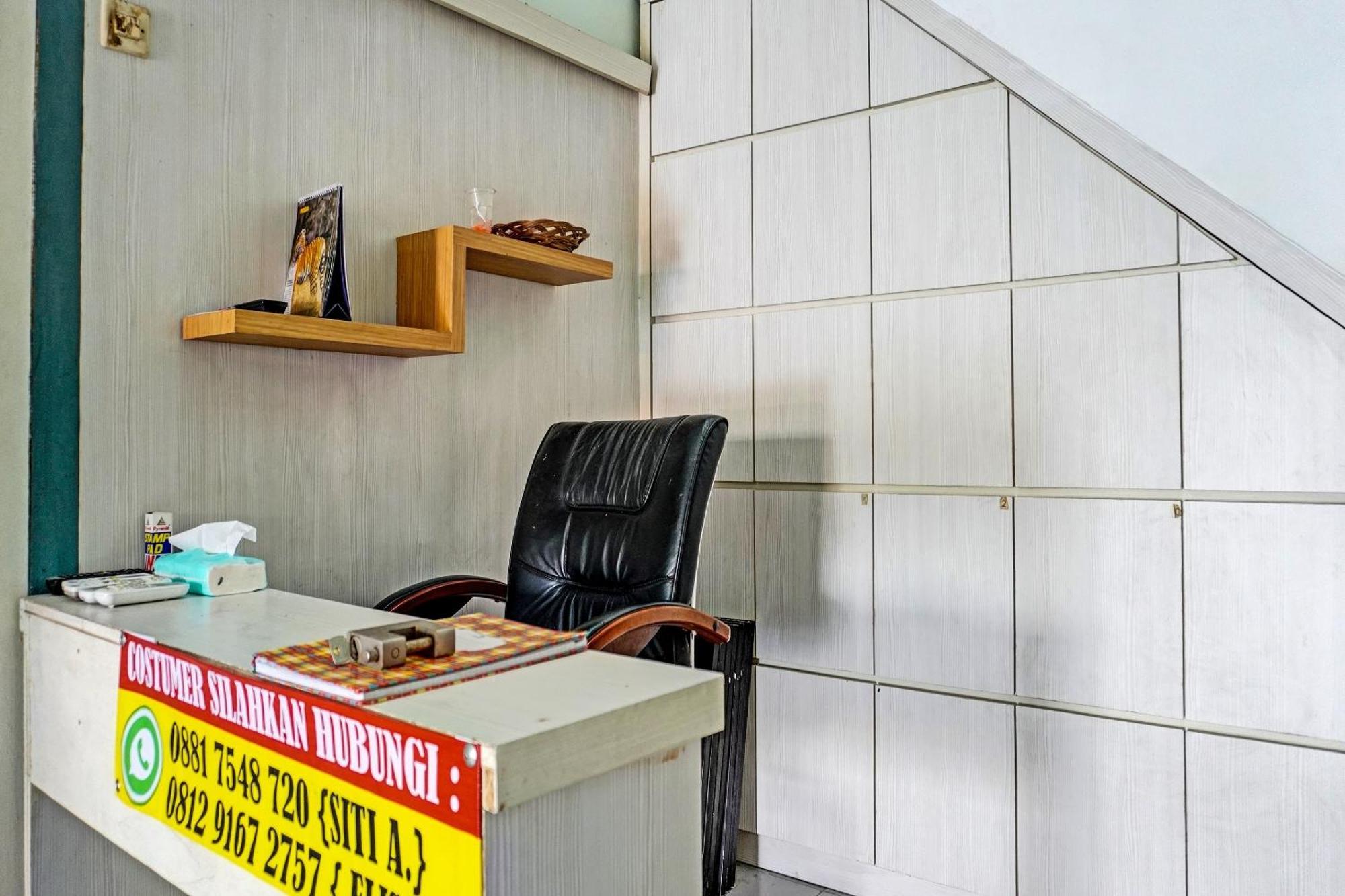 Oyo 91731 Home Stay Elis Cateliya Syariah Karawang Exterior foto