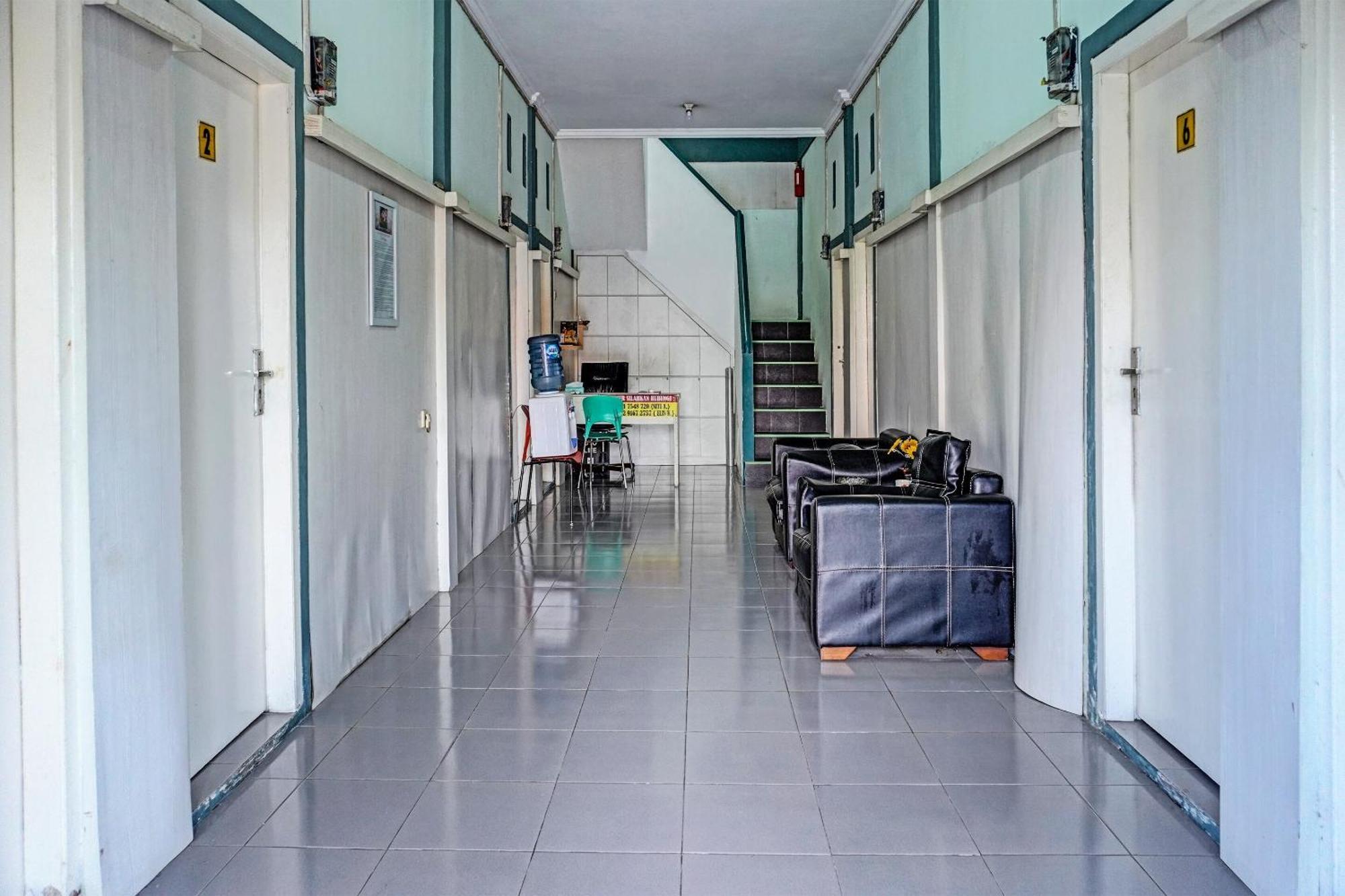 Oyo 91731 Home Stay Elis Cateliya Syariah Karawang Exterior foto