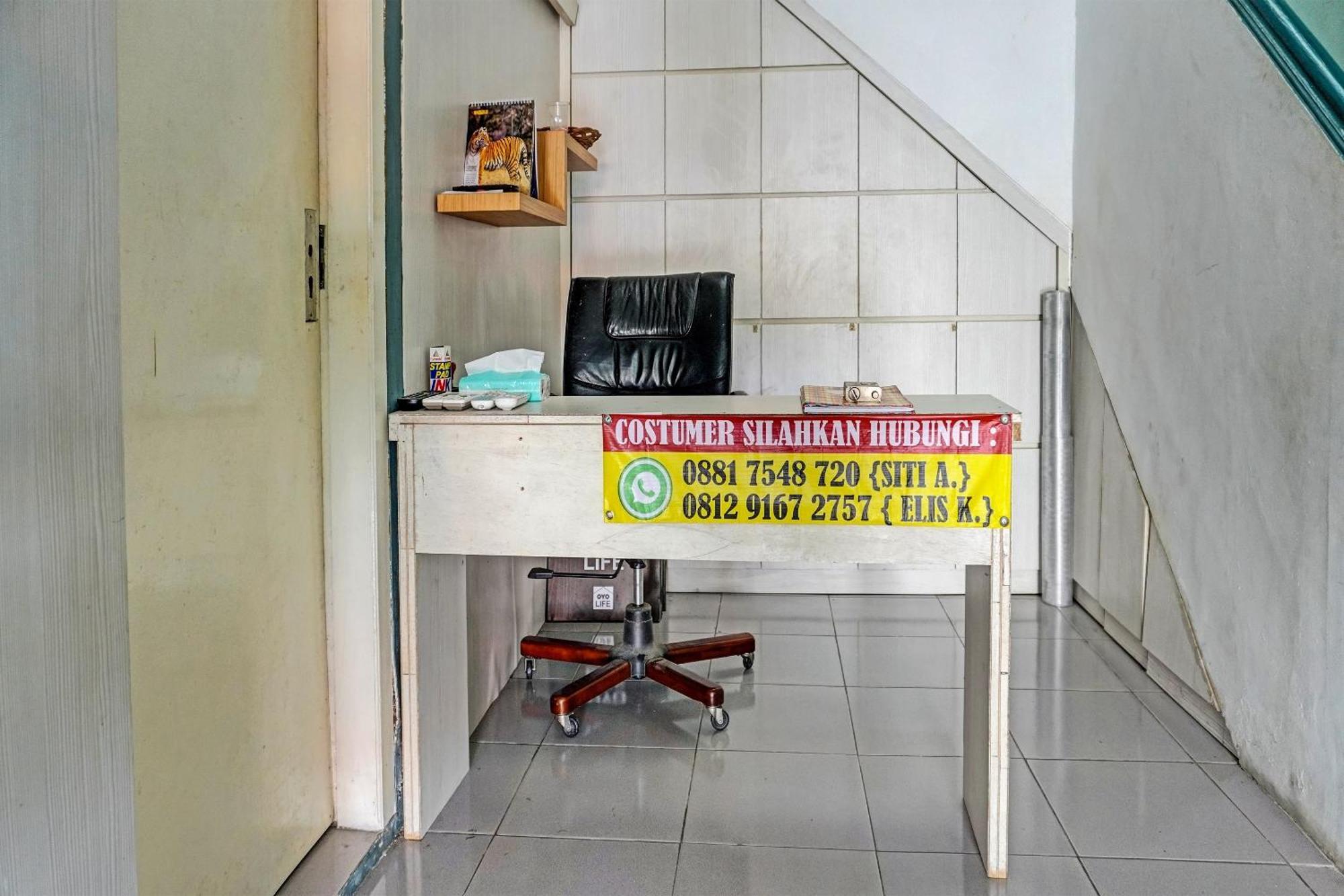 Oyo 91731 Home Stay Elis Cateliya Syariah Karawang Exterior foto